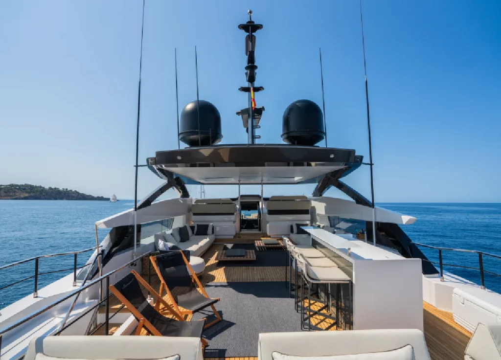 Custom Line 33m "Alvium" – Flybridge