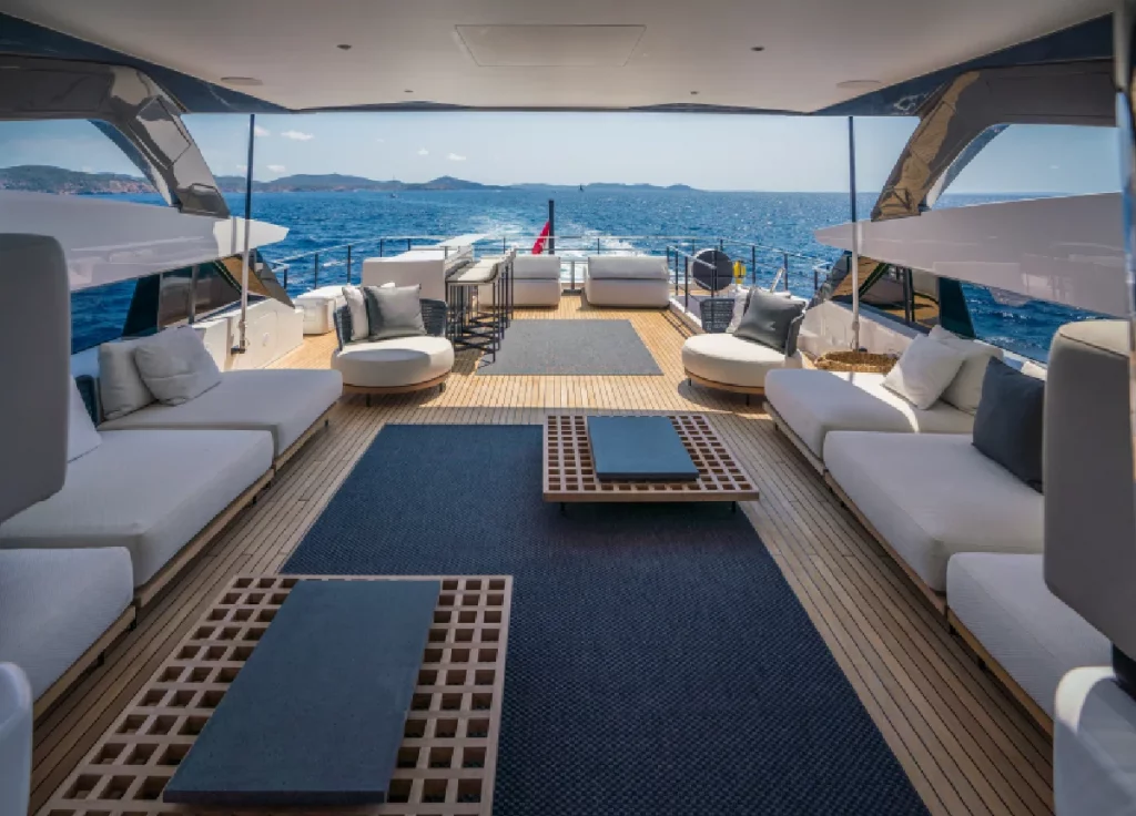 Custom Line 33m "Alvium" – Flybridge