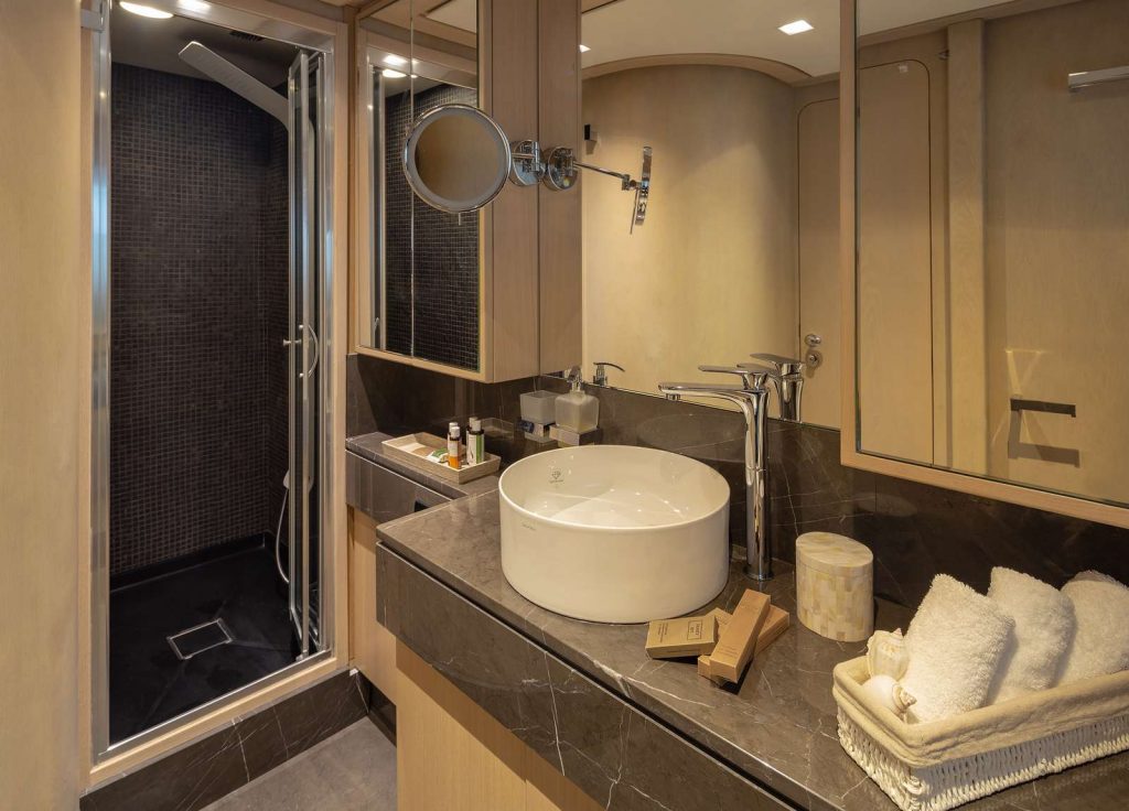 Admiral 101 "Summer Fun" – Mastersuite