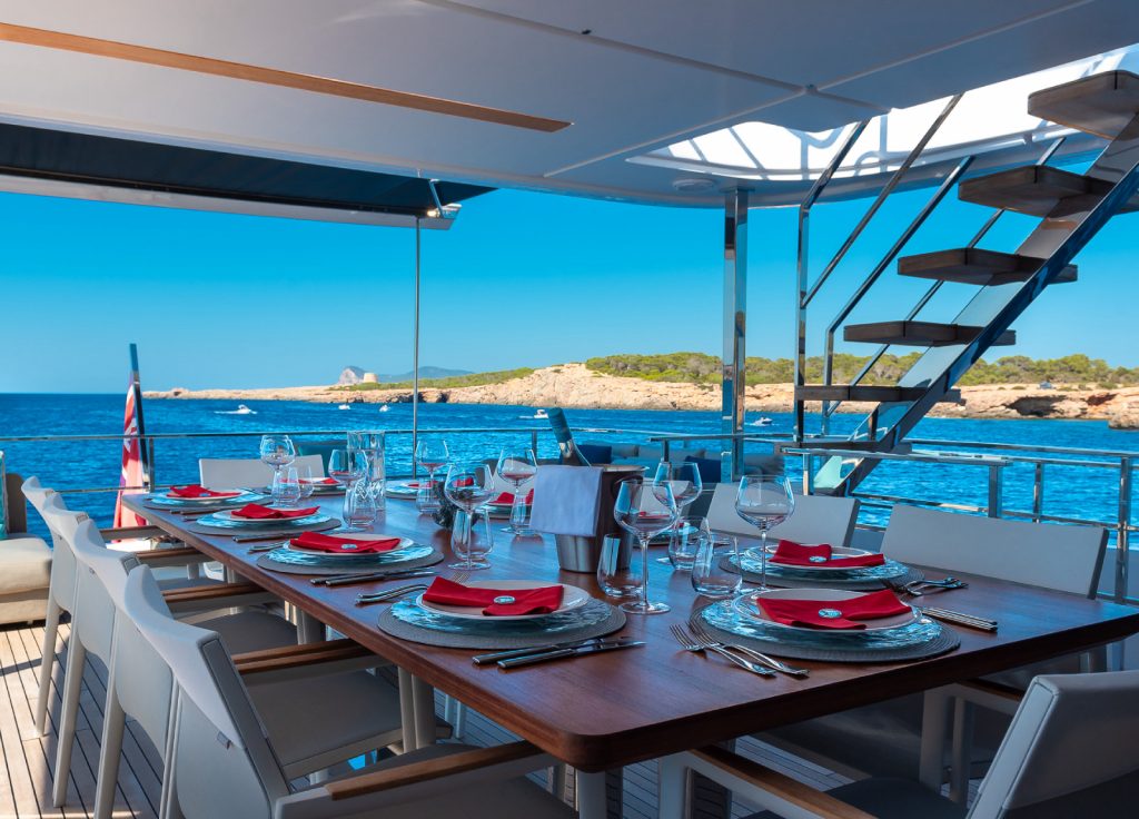 Custom Line Navetta 33m "Acqua" – Essbereich