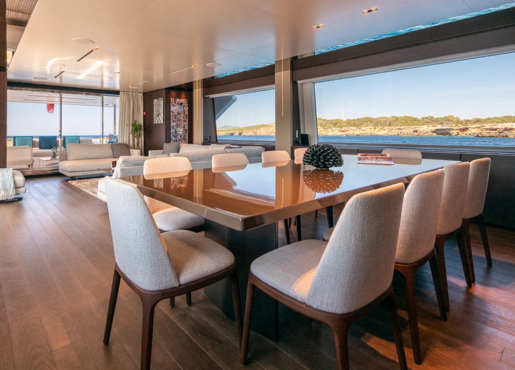 Custom Line Navetta 33m "Acqua" – Essbereich