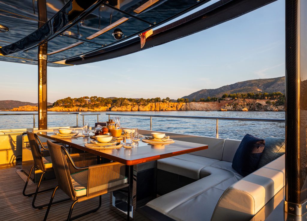 Riva 110 "Figurati" – Essbereich