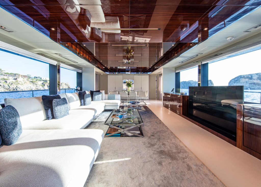 Riva 110 "Figurati" – Salon