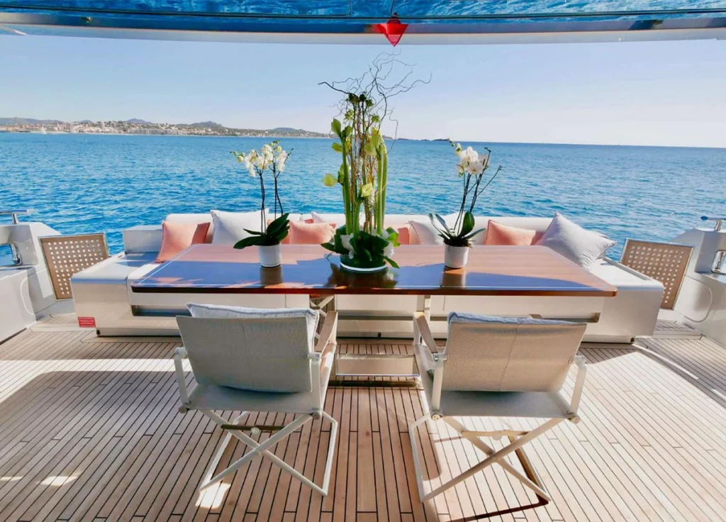 Riva Corsaro 100 "Basilic" – Essbereich