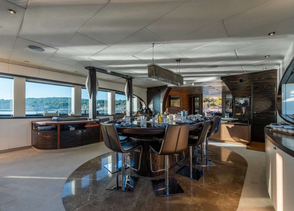 Oceanline 127 "One Blue" – Salon
