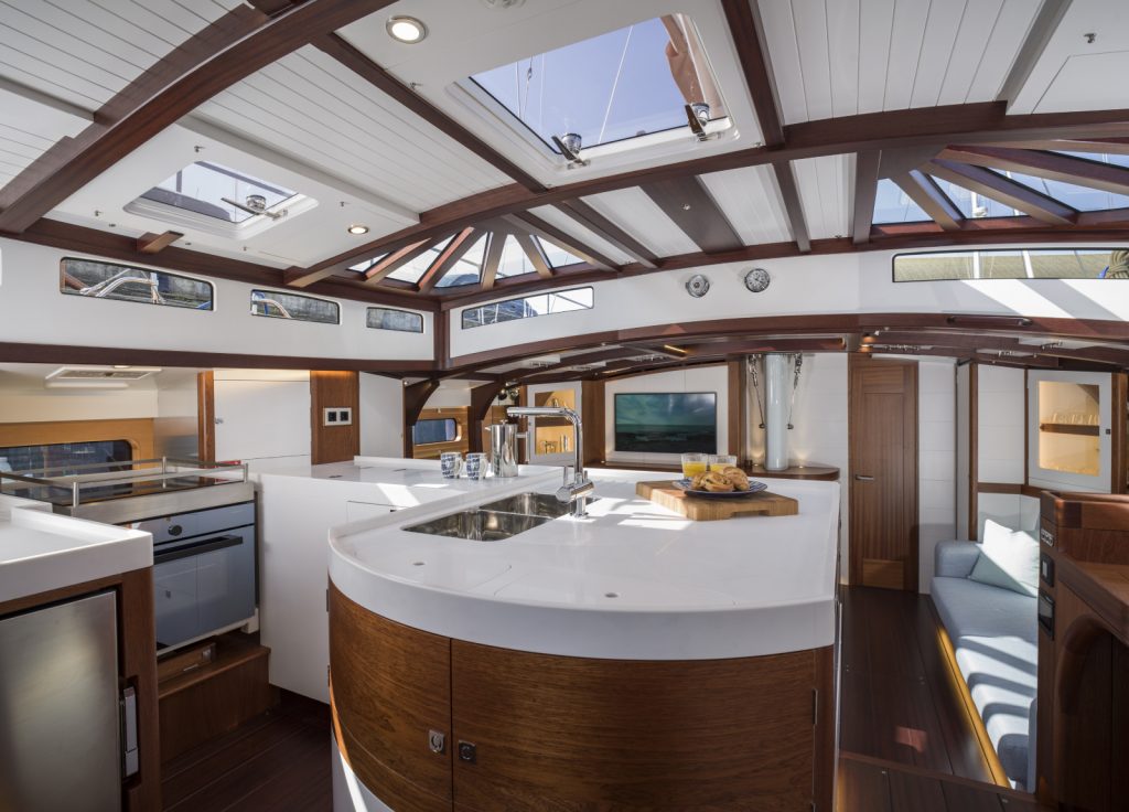 Spirit Yachts "Anima II" – Salon