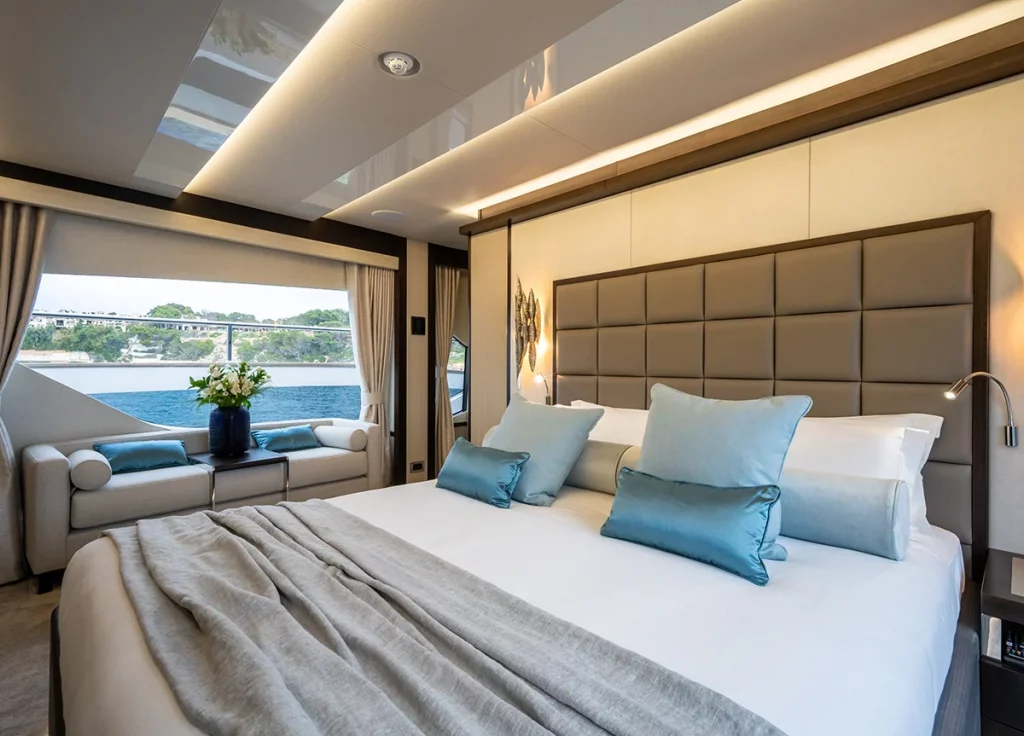 Sunseeker 92 "Blue Infinity One" – Mastersuite