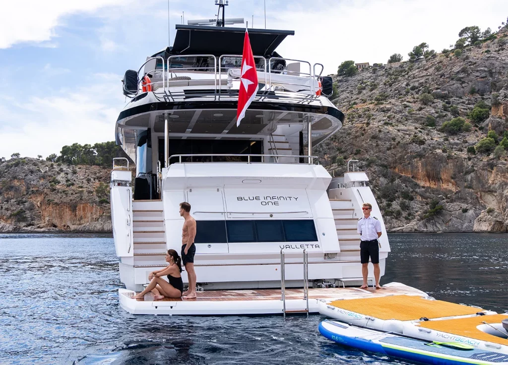 Sunseeker 92 "Blue Infinity One" – Wasserspielzeug