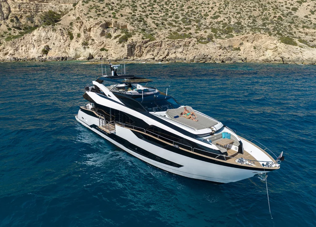 Sunseeker 92 "Blue Infinity One" – Ansicht 3