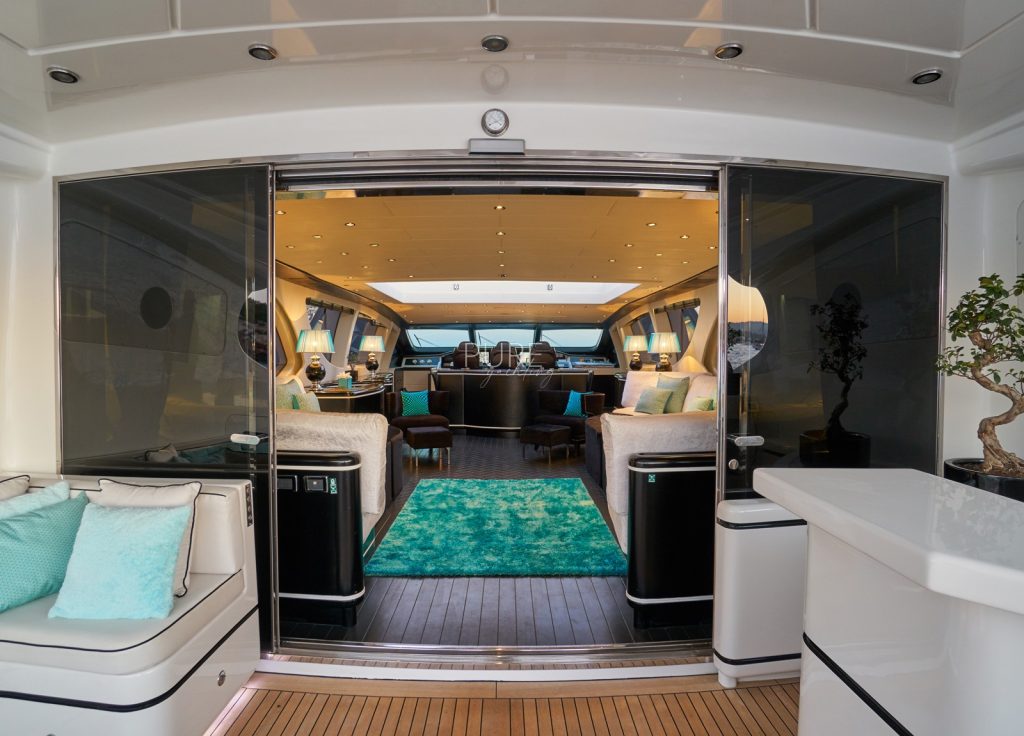 Mangusta 130 "Mrs Grey" – Oberdeck
