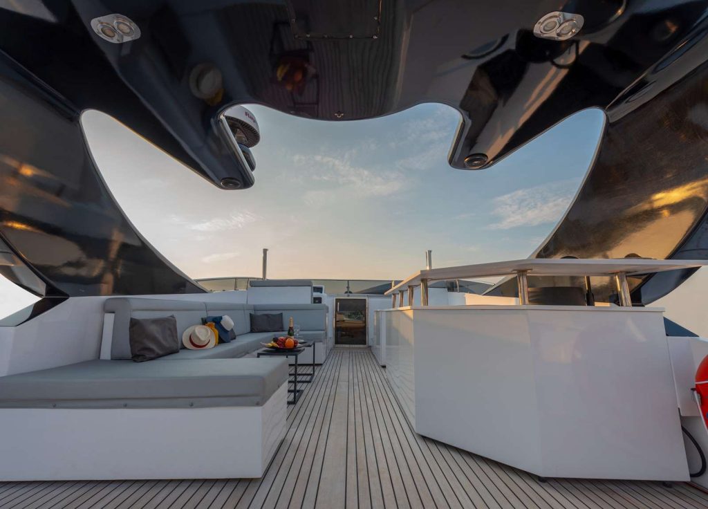 Bugari 112 "Project Steel" – Oberdeck