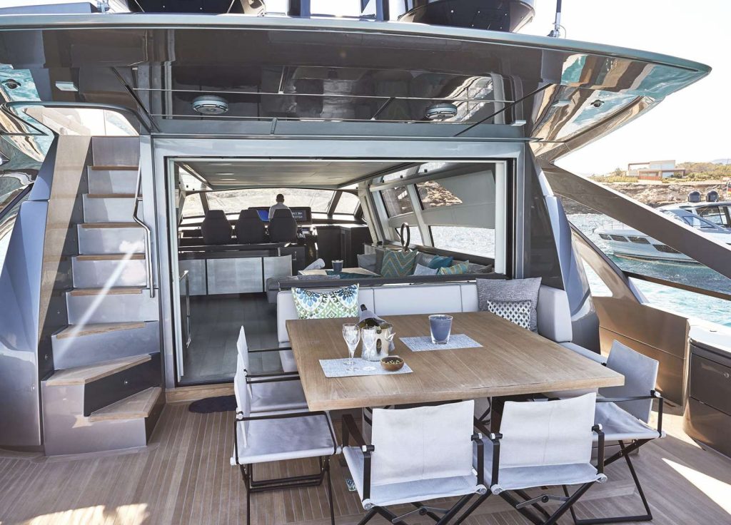 Pershing 9X "Baloo III" – Oberdeck