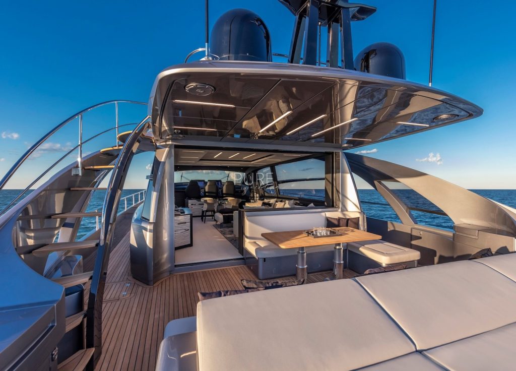 Pershing 8X "Beyond" – Oberdeck
