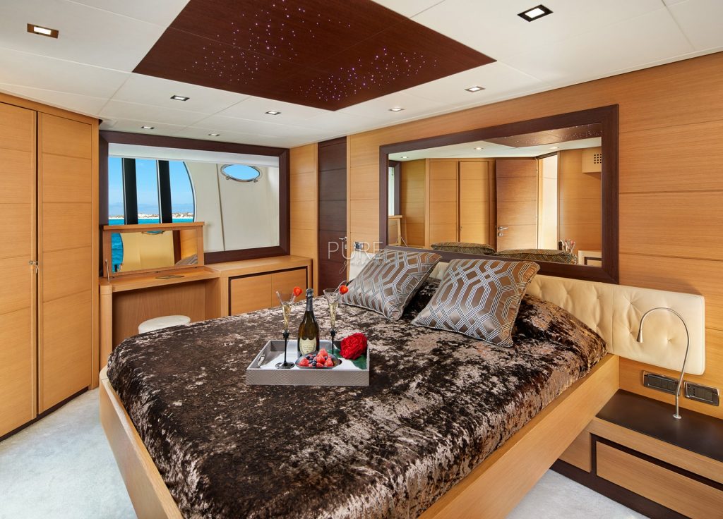 Pershing 72 “Legendary” – VIP cabin