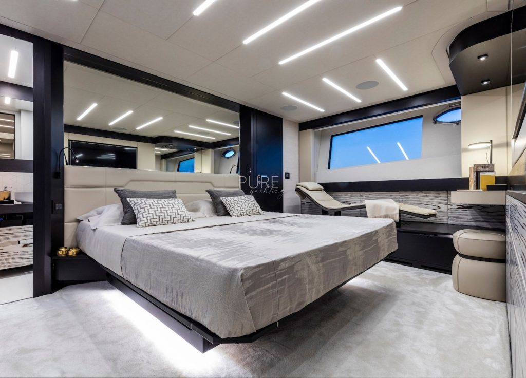 Pershing 8X "Beyond" – VIP-Kabine