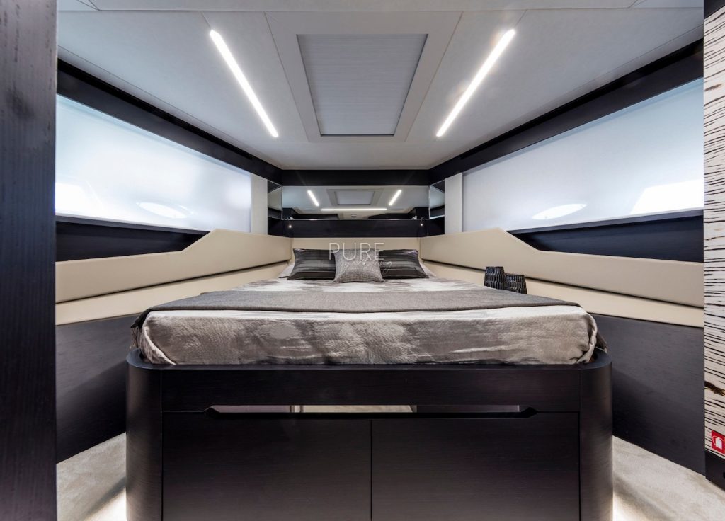 Pershing 8X "Beyond" – VIP-Kabine