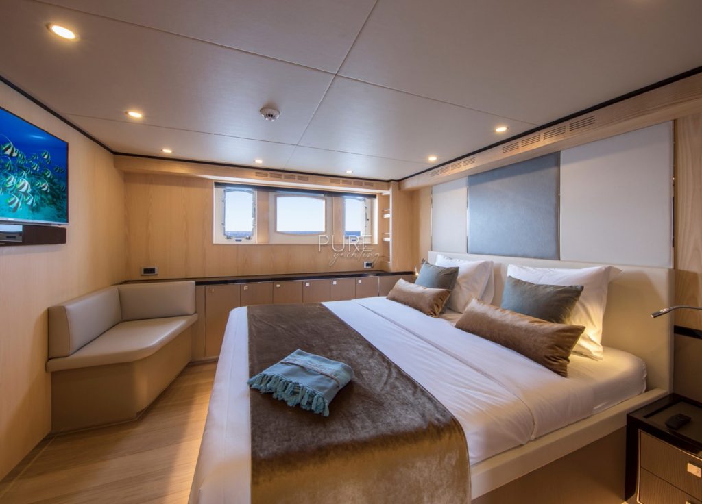 Vanquish 82 “Sea Story” – VIP cabin