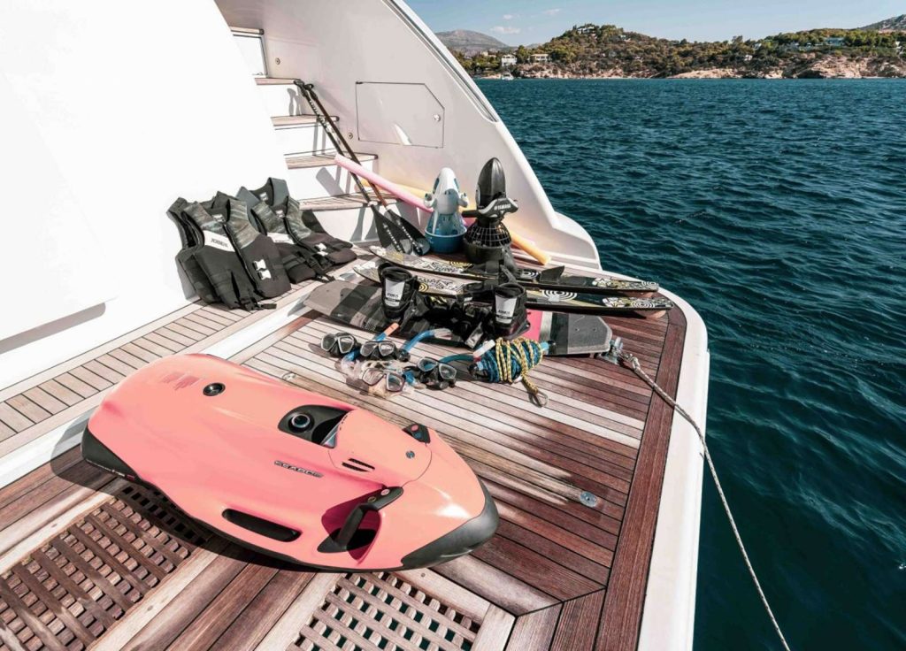 Azimut 29,9M "KOUKLES" – Wasserspielzeug