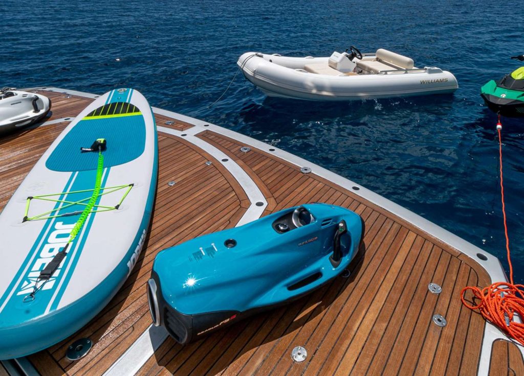 Sunseeker Predator 84 "Basad" – Wasserspielzeug